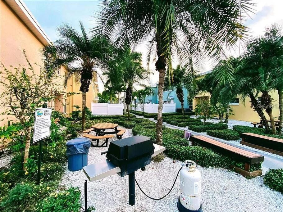 Gulf Coast Gem Private Condo - 2Bed, 1Bath, Sleeps 6, Across The Street From Beach & Gulf, Game Room, Pool Clearwater Beach Exterior photo