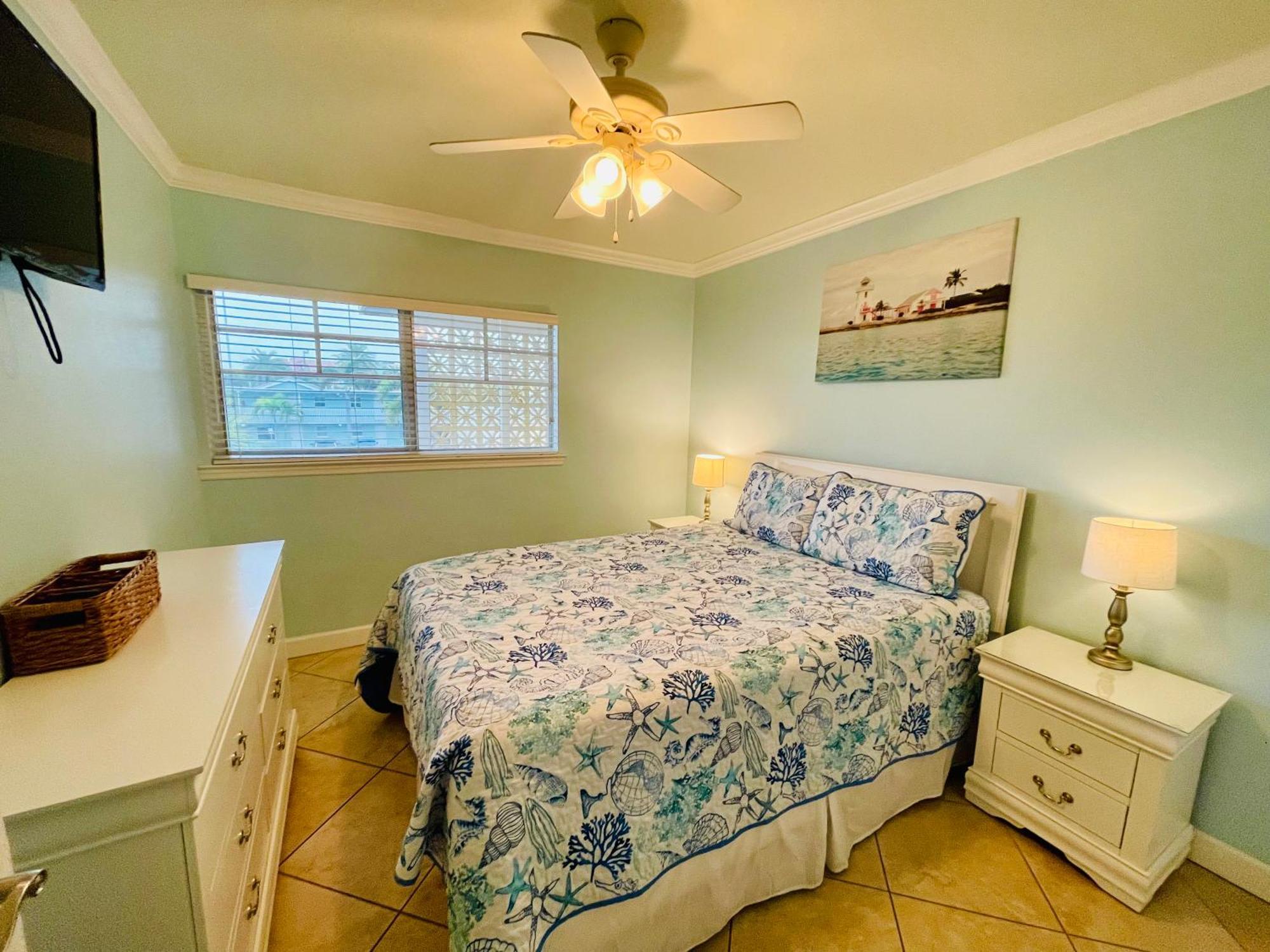 Gulf Coast Gem Private Condo - 2Bed, 1Bath, Sleeps 6, Across The Street From Beach & Gulf, Game Room, Pool Clearwater Beach Exterior photo